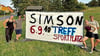Der Muldestausee-Jugendgemeinderat plakatiert vor dem Simsontreffen in Schlaitz. 