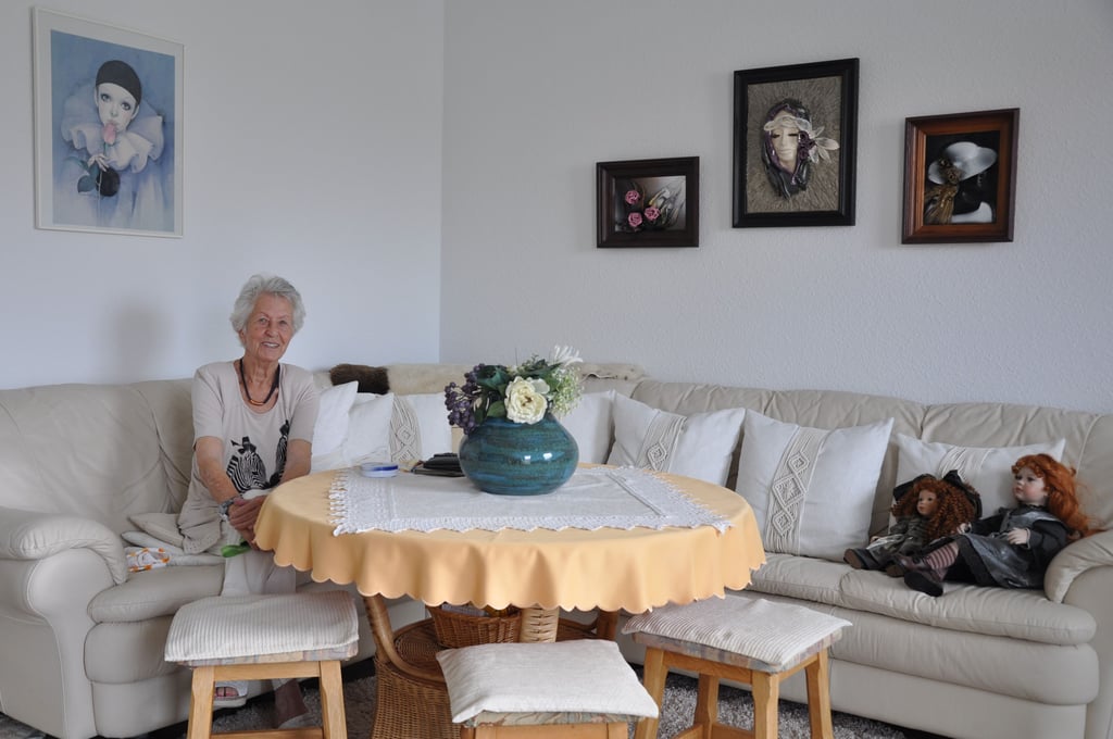 Monika Heine wohnt seit einigen Monaten im advita Haus. Jede Wohnung kann mit den eigenen, lieb gewonnenen Möbeln und Accessoires komplett ausgestattet werden.