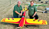 Hartmut Rockmann und sein Enkel Sean Grombach haben diesen Tiefdecker selbst gebaut. 