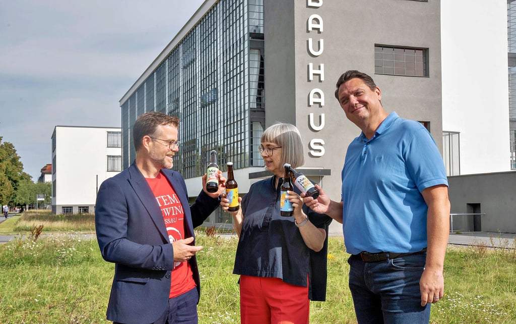 Pünktlich vor dem Auftakt der Feierlichkeiten „100 Jahre Bauhaus in Dessau“ wird das neue Bauhausbier präsentiert von Hobbybrauer Fabian Jäger-Gildemeister, Bauhauschefin Barbara Steiner und Brauhaus-Inhaber Tobias Gröger (v.l.n.r.). Das Bier ist mit verschiedenen Etiketten erhältlich.