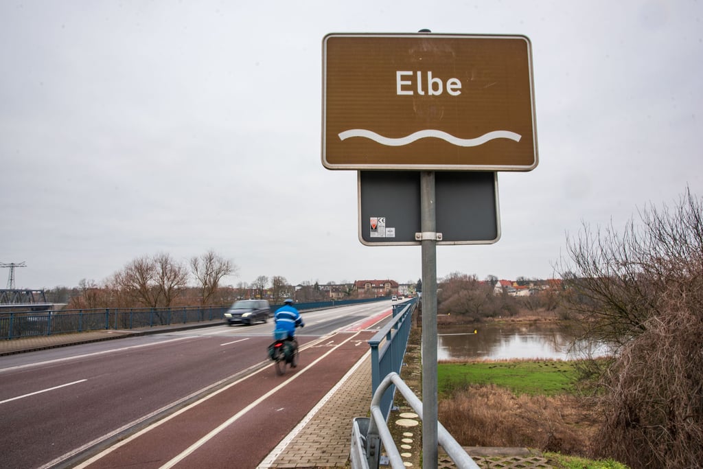 Die Elbebrücke vor Roßlau.