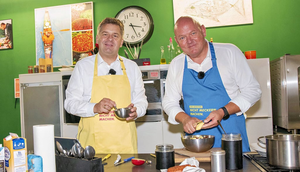 Im Podcast kochen Jörg Bernstein (r.) und Wirtschaftsminister Sven Schulze gemeinsam und sprechen über Politik.