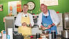 Im Podcast kochen Jörg Bernstein (r.) und  Wirtschaftsminister Sven Schulze gemeinsam und sprechen über Politik.