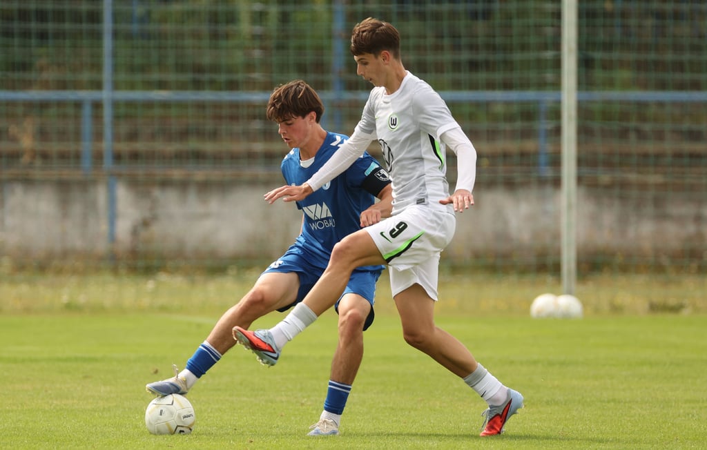 Leander Beimborn (l.) ist der Kapitän der Magdeburger U 17.