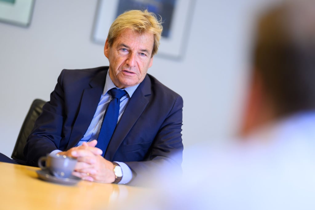 Niedersachsenmetall-Chef Schmidt warnt, dass die Sozialabgaben bis 2030 auf 50 Prozent steigen könnten – mit Folgen für Arbeitnehmer und Unternehmen.