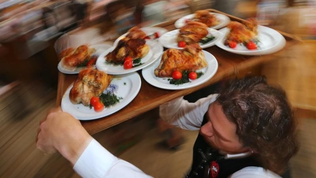 Wer viel trinkt, hat meist auch viel Hunger - das aber könnte gerade in diesem Jahr ein Vermögen kosten.