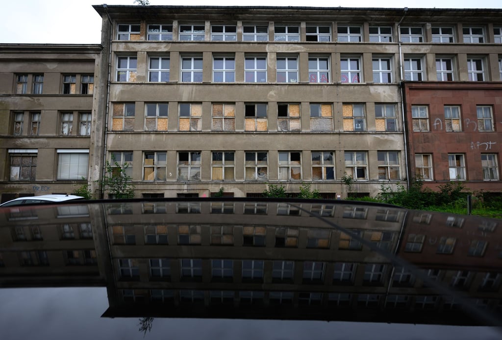 Ein ehemaliges Krankenhaus in Chemnitz ist Schauplatz des Street-Art-Festivals Ibug. Doch einige der Arbeiten stehen unter Antisemitismus-Verdacht. (Archivbild)