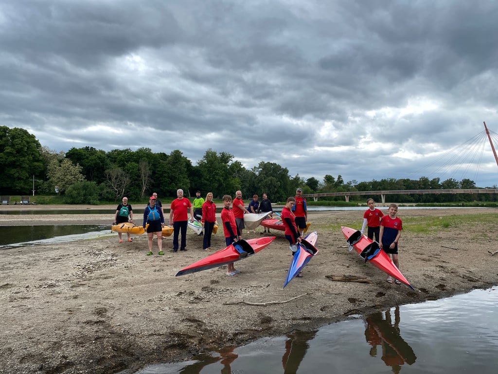 Wassersportler müssen ihre Boote wegen der Versandung tragen, bevor sie mit dem Training beginnen können.