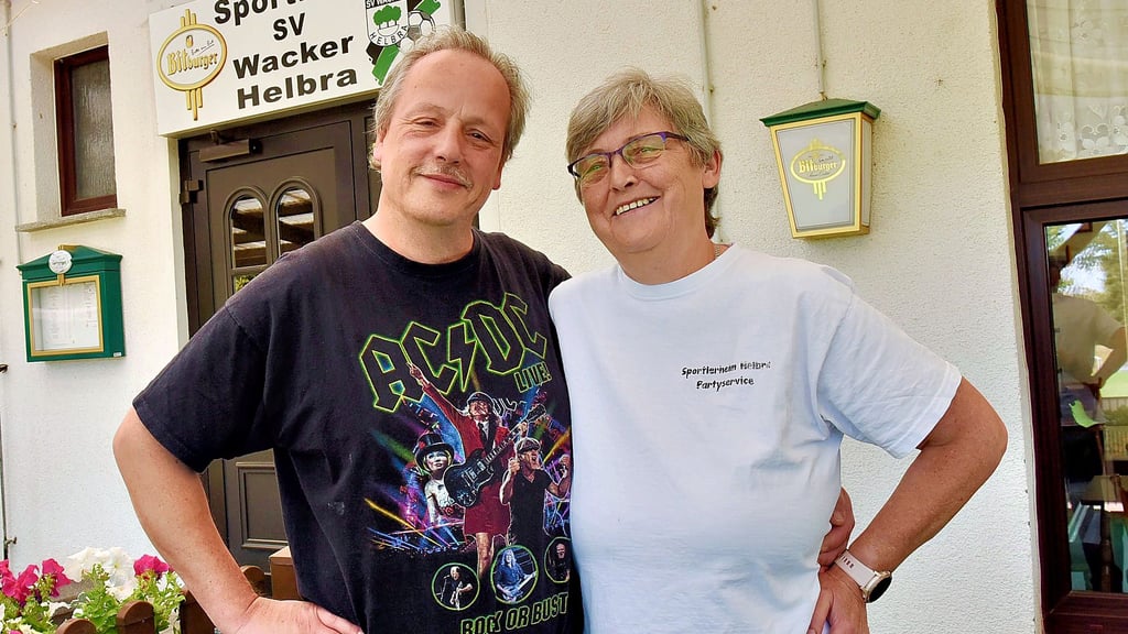 Die Wirtsleute Andrea Wirth und Mayk Döll betreiben das Sportlerheim in Helbra schon über 30 Jahre.