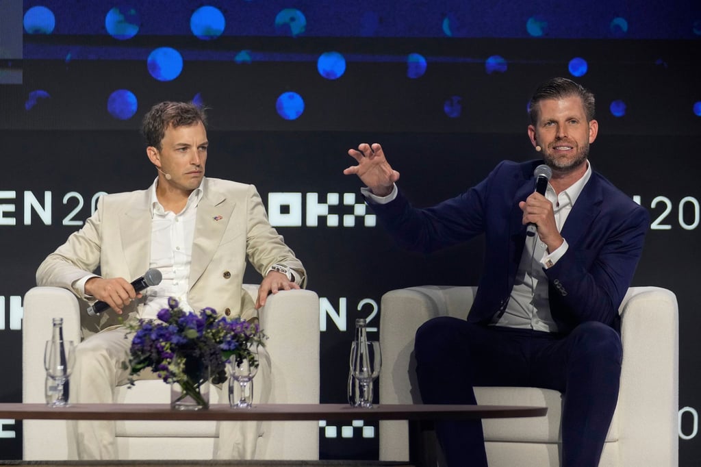 Gründer wie Präsidentensohn Eric Trump (rechts im Bild) dürfen ihre WLFI-Bestände vorerst nicht verkaufen. (Archivbild)