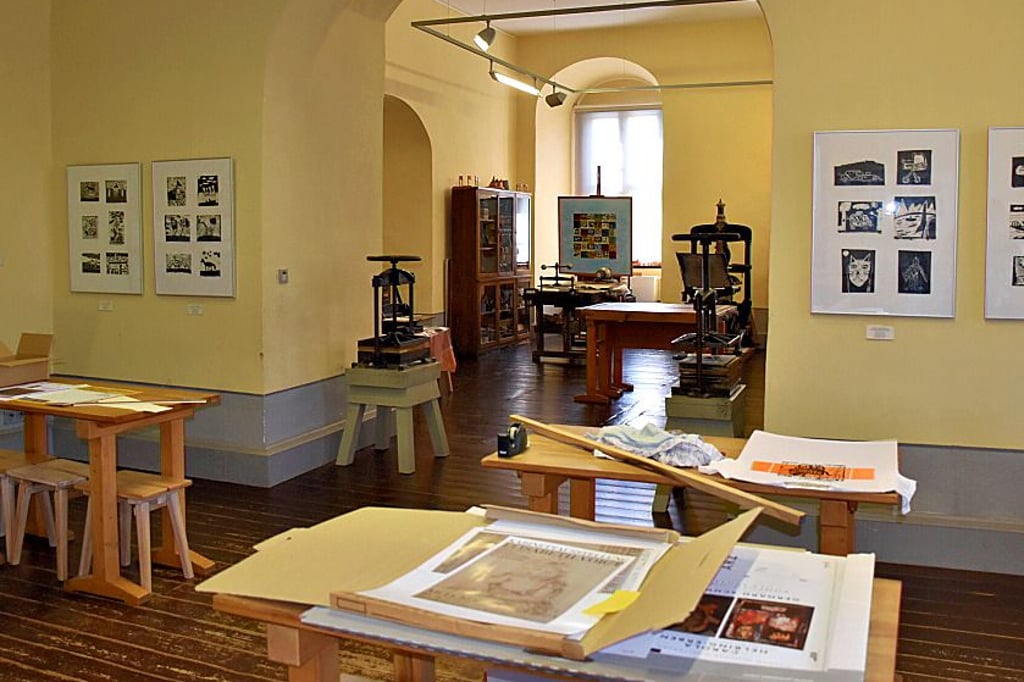 Mit Hilfe historischer Maschinen entstehen im Lebek-Zentrum in Zeitz kunstvolle Werke.