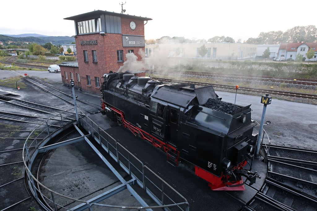 Die Dampflokomotiven der Harzer Schmalspurbahnen sind vor allem bei Touristen beliebt. (Archivbild)