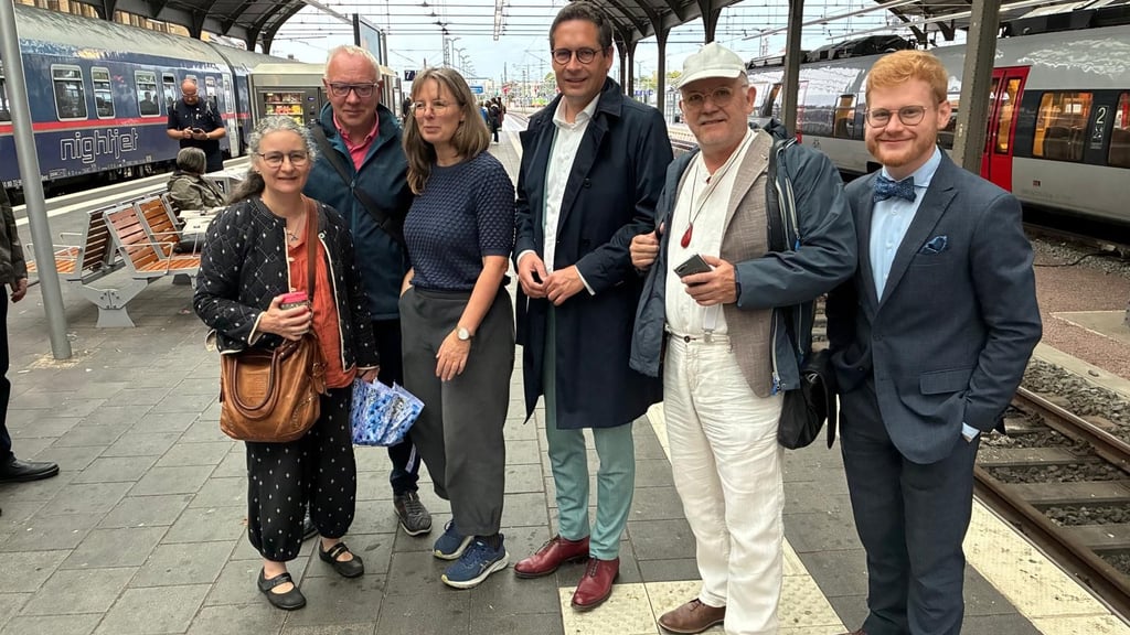 Halles OB Vogt hat mehrere Hallenser auf eine Reise nach Brüssel eingeladen. Darunter Stadträte und Persönlichkeiten aus der Stadtgesellschaft. Hier im Bild von links: Annette Kreutzfeldt (Grüne), Joachim Berkes (CDU), Melanie Ranft (Grüne), Alexander Vogt (parteilos), Olaf Schöder (AfD) und Florian Amort (Intendant der Händelfestspiele).