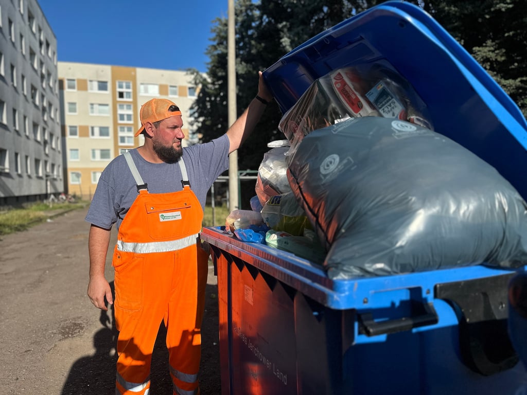 Was für den Otto Normalverbraucher undenkbar scheint, erweist sich für Müllwerker Karsten Just als traurige Tagesrealität. 
