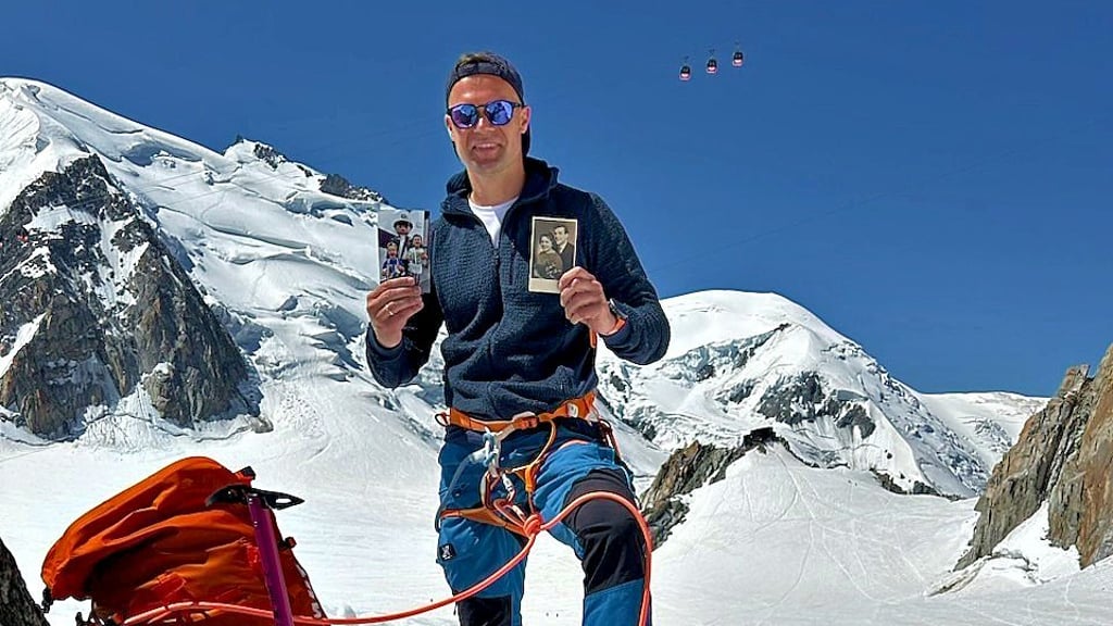 Bergsteiger Denis Liedke am Mont Blanc auf dem Gletscher im Vallée Blanche. Er hält ein Bild von seinen Kindern und eines von seinen Großeltern in den Händen.
