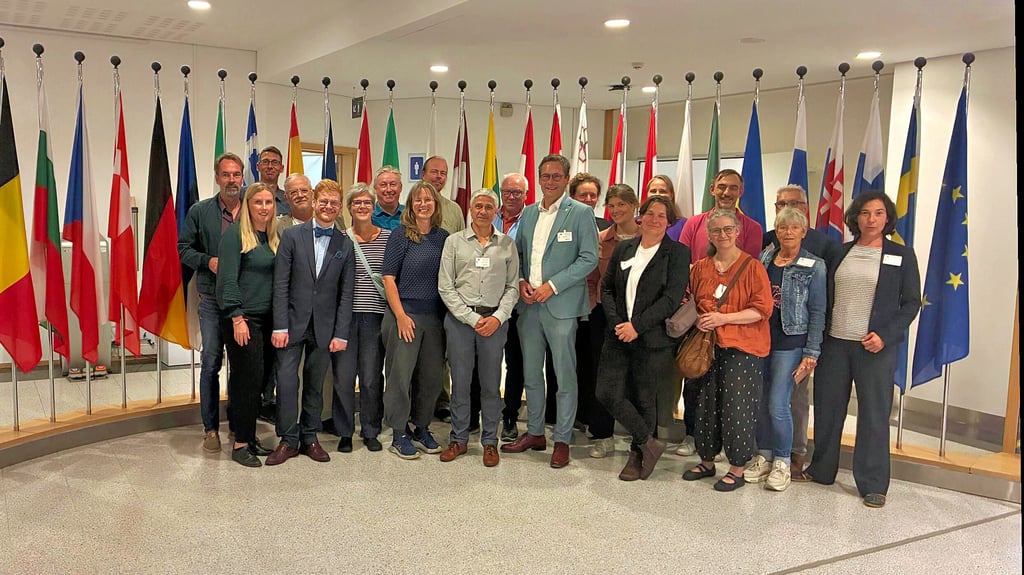 Die Delegation aus Halle beim Besuch des EU-Parlaments in Brüssel. Mit dabei waren neben Stadträten auch zahlreiche Vertreter von Vereinen und Institutionen der Stadtgesellschaft.