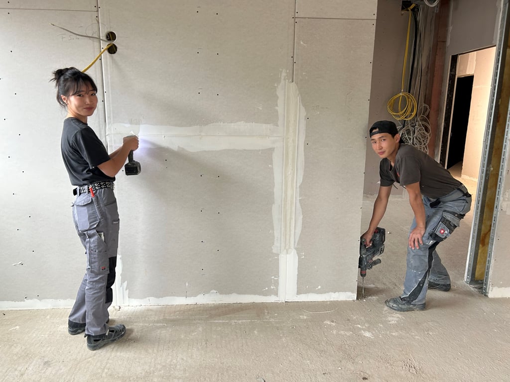 Altantogos Gombosuren (links) und Odkhuu Enkhzul sind beide im dritten Lehrjahr. Sie machen in Magdeburg eine Ausbildung im Trockenbau. Derzeit sind sie auf der Baustelle der Stadthalle eingesetzt.