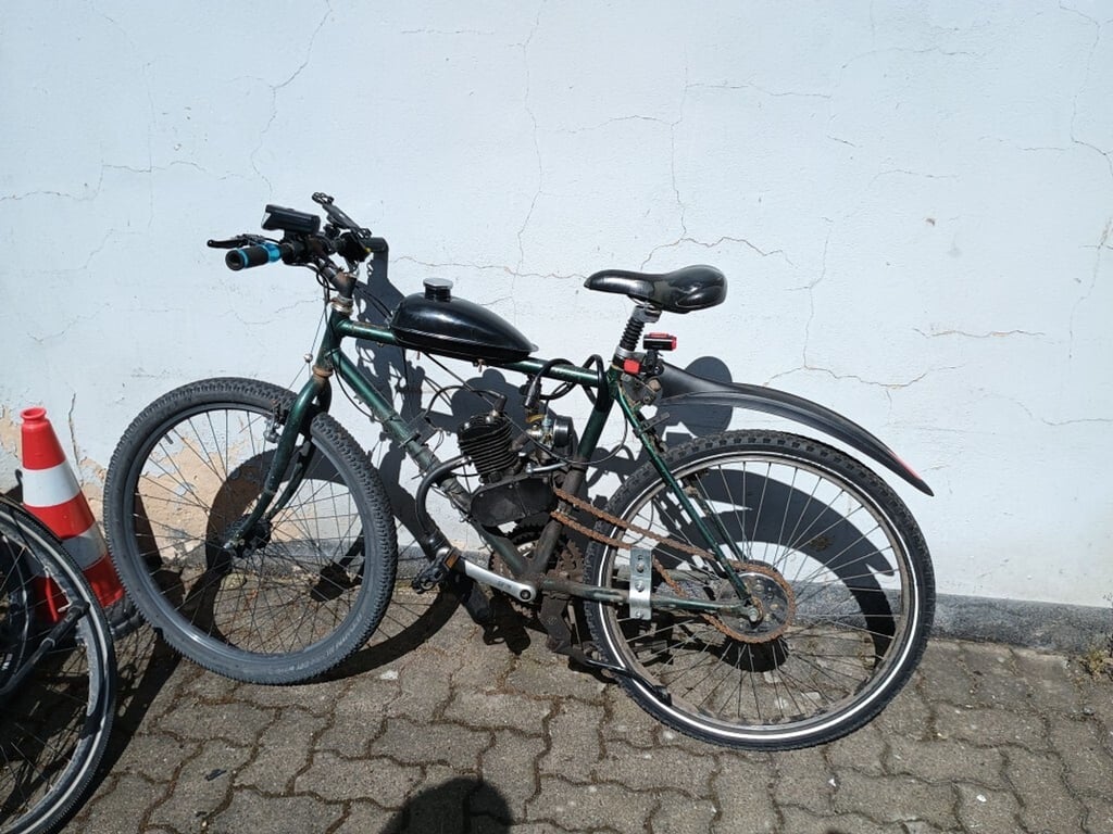 Ein 19-Jähriger hat sein Rad mit einem Motor nachgerüstet und ist damit durch die Stadt gerast.