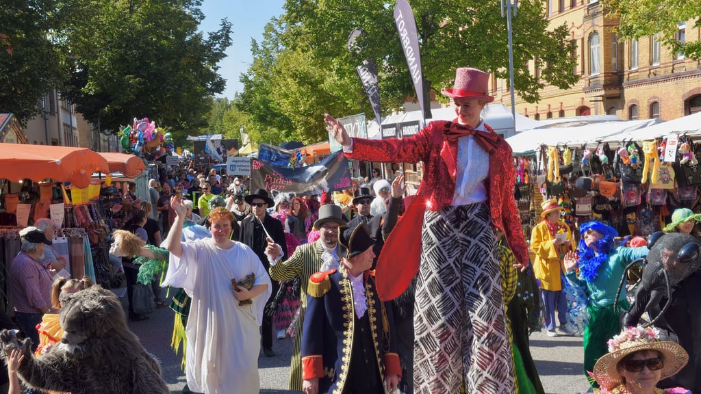 Der Festumzug der Eisleber Wiese führt durch die Lindenallee zum Wiesengelände - in diesem Jahr aber ohne Beteiligung des Stadtrates. 