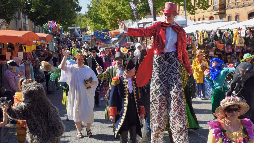 Der Festumzug führt durch die Lindenallee zum Wiesengelände.