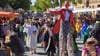 Der Festumzug führt durch die Lindenallee zum Wiesengelände.