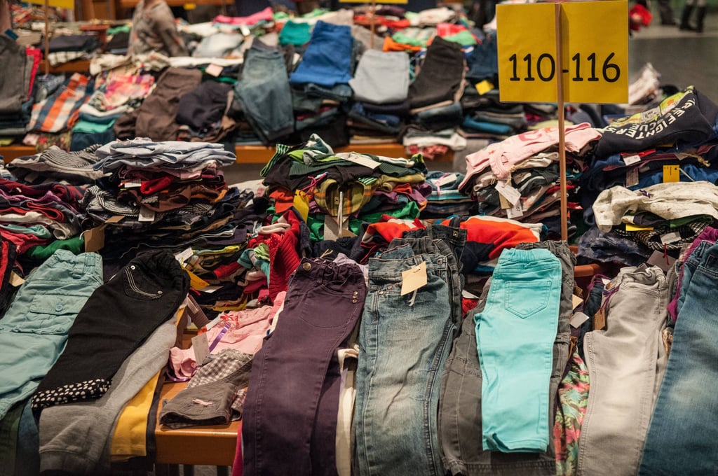 Gut erhaltene Kinderkleidung aus zweiter Hand finden Schnäppchenjäger bei einer Kleiderbörse in der Kita "St. Johannes" in Althaldensleben.