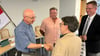 Stadtratspräsidentin Cornelia Sieker (vorne) bedankt sich bei Guido Blosfeld (von links) für sein Engangement. Nachfolger als Leiter der Wasserwacht Thale ist Nils Tölle. Auch Bürgermeister Maik Zedschack gratuliert.