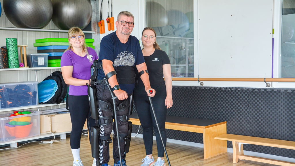 Mithilfe eines sogenannten Exoskeletts kann Dietmar Schmidt aus Haldensleben seine Beine wieder in Bewegung bringen. Mehrmals pro Woche absolviert er ein anstrengendes Training.
