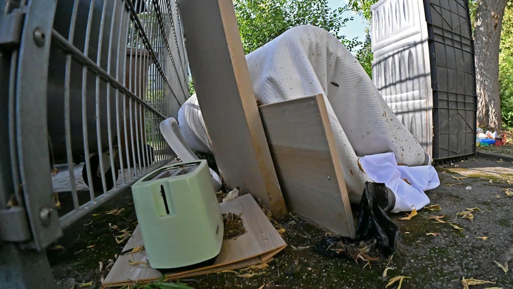 Elektroschrott, Matratzen und anderer Unrat wird zum Leidwesen vieler Anwohner oft illegal an Müllsammelplätzen abgeladen.