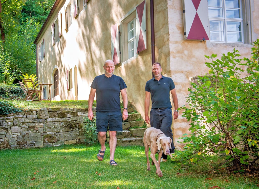 Wenn Marcel Rüther (r.) und Marc Brylla durch ihren Garten am einstigen Forsthaus in Schulpforte streifen, dann ist für sie die Welt in Ordnung. Doch hinter den beiden Architekten liegt eine aufreibende Zeit nicht enden wollender Sanierungsarbeiten und Entbehrungen. Immer dabei: Hündin Willa, ein Weimaraner.