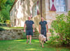 Wenn Marcel Rüther (r.) und Marc Brylla durch ihren Garten am einstigen Forsthaus in Schulpforte streifen, dann ist für sie die Welt in Ordnung. Doch hinter den beiden Architekten liegt eine  aufreibende Zeit nicht enden wollender Sanierungsarbeiten und Entbehrungen.  Immer dabei: Hündin Willa, ein Weimaraner. 