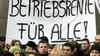 Mitarbeitende einer Bank demonstrieren für den Erhalt ihrer Betriebsrente (Foto: Archiv).