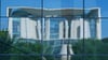 Das Bundeskanzleramt spiegelt sich in der gläsernen Fassade des Paul-Löbe-Hauses. (Archivbild)