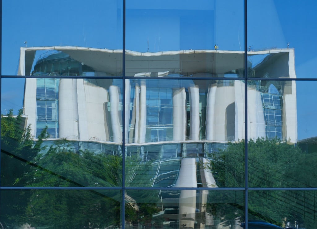 Das Bundeskanzleramt spiegelt sich in der gläsernen Fassade des Paul-Löbe-Hauses. (Archivbild)