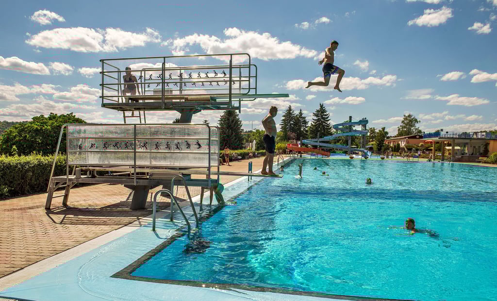 Blick in das beliebte Freibad in Nebra, das derzeit modernisiert wird.