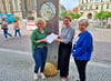 Staatssekretärin Stefanie Pötzsch (M.) übergibt den Förderbescheid an KKM-Chefin Christine Friedrich (l.) und Oberbürgermeisterin Christina Buchhheim.