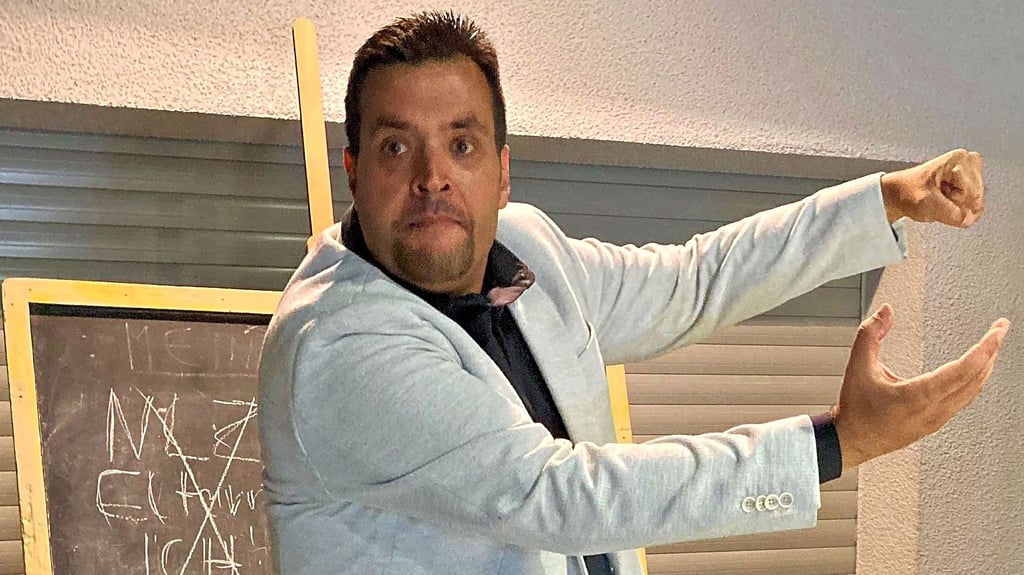 Nima Conradt spielt einen erfolgreichen Fußballprofi.