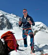 Bergsteiger Denis Liedke am Mont Blanc auf dem Gletscher im Vallée Blanche. Er hält ein Bild von seinen Kindern und eines von seinen Großeltern in den Händen.