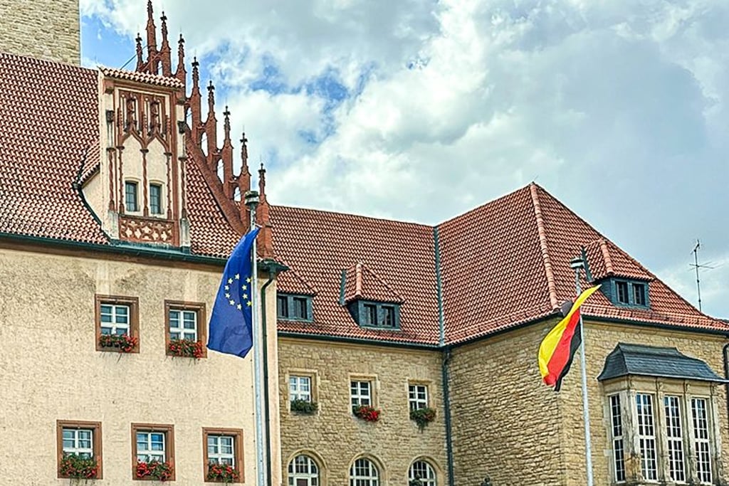 Deutschland- und Europaflagge vor dem Zeitzer Rathaus