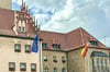 Deutschland- und Europaflagge vor dem Zeitzer Rathaus 