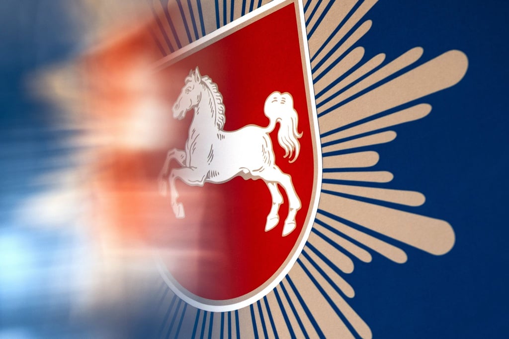 Bei der Polizei Niedersachsen sollen Polizisten diskriminierende Inhalte in einer Chatgruppe ausgetauscht haben. (Archivbild)