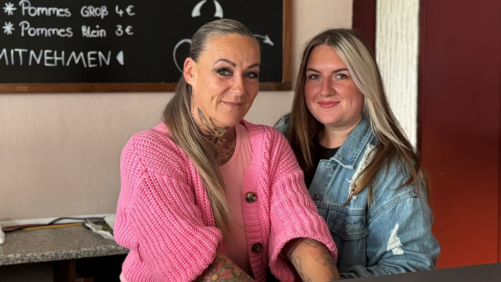 Christine Fahland-Gehlhaar (links) und Tochter Michelle Fahland sind die treibende Kraft der „Harzer Teufelsküche“ in Halberstadt.