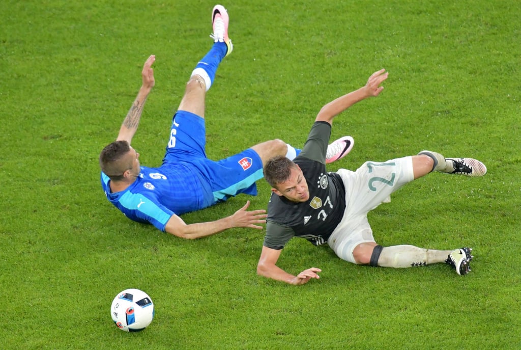 Joshua Kimmich (r) bei seinem Länderspiel-Debüt gegen die Slowakei 2016 in Augsburg.