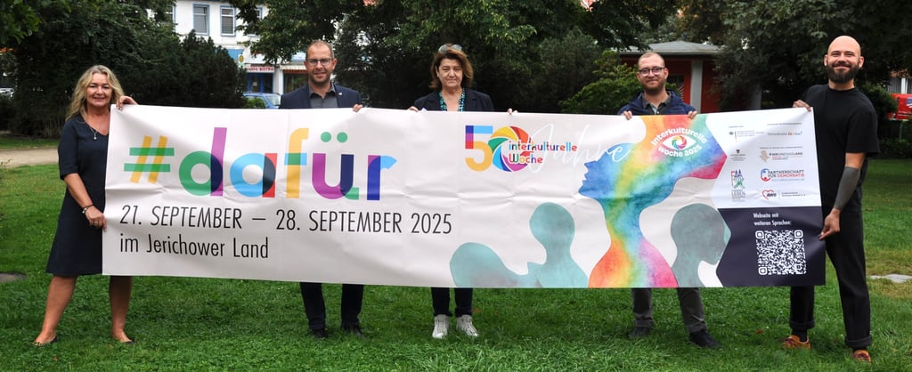 Von links: Elke Förste (AWO-Fachstelle in Genthin), Philipp Stark (Bürgermeister Burg), Dagmar Turian (Bürgermeisterin Genthin), Jakob Zeuch (Stadtverwaltung Burg) und Perry Lukaszczyk (AWO-Fachstelle Burg).