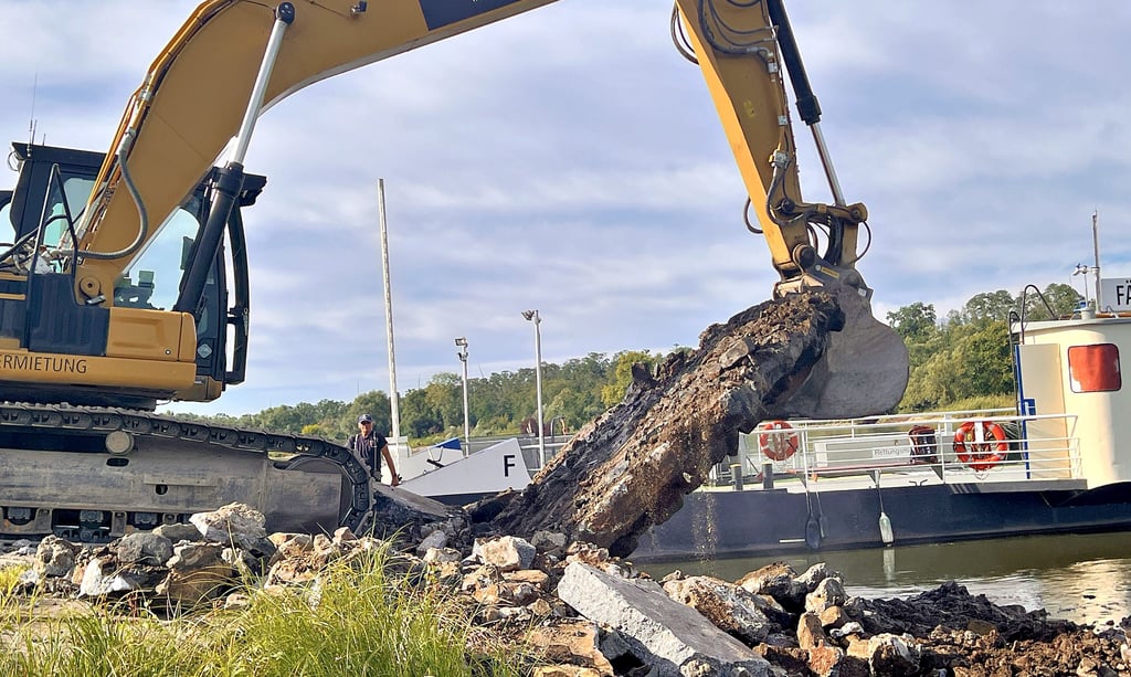 Der Fähranleger auf der ostelbischen Seite auf Höhe von Neuermark-Lübars wird abgerissen und soll umgebaut werden, damit die Elbfähre Arneburg künftig auch bei Niedrigwasser übersetzen kann.