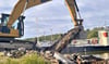 Der Fähranleger auf der ostelbischen Seite auf Höhe von Neuermark-Lübars wird abgerissen und soll umgebaut werden, damit die Elbfähre Arneburg künftig auch bei Niedrigwasser übersetzen kann. 