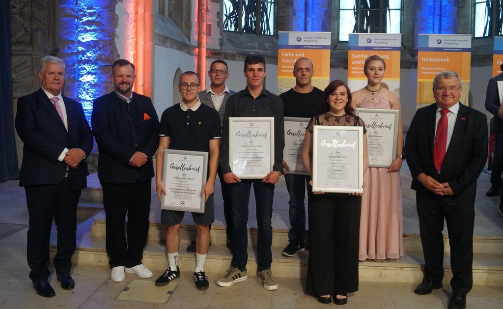 76 junge Gesellen bei ihrer Freisprechung in der Johanniskirche