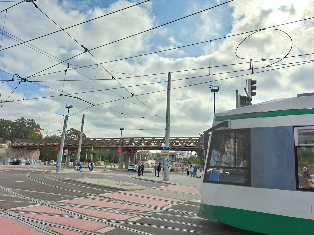 Ab dem 11. September 2025 sollen die Straßenbahnen der MVB wieder über den Damaschkeplatz in Magdeburg fahren können.