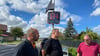 Im Gespräch nach der Montage der nun dauerhaft an der B 79  in Aspenstedt installierten Geschwindigkeitsmesstafel: Chris Kupfer, Denny Behrendt von der Harzer Blitzergruppe und Rüdiger Müller (von links). 