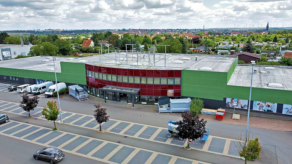 Der ehemalige Roller-Möbelmarkt hat einen neuen Anstrich bekommen. Eröffnet wird das Mömax-Einrichtungshaus an der Hoymer Chaussee am Mittwoch, 17. September.
